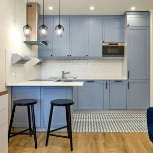 Стильна світло синя кухня / матові фасади з структурою дерева